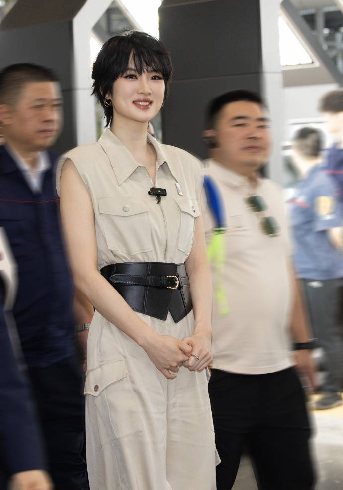 姚安娜“520”戴工牌到車間工廠打工，變身“質(zhì)檢員”