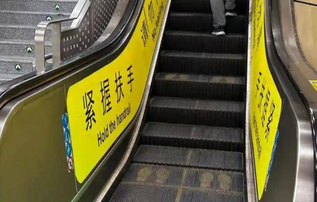 搭扶梯“左行右立”是好習慣？錯！多地提醒：不安全、不提倡