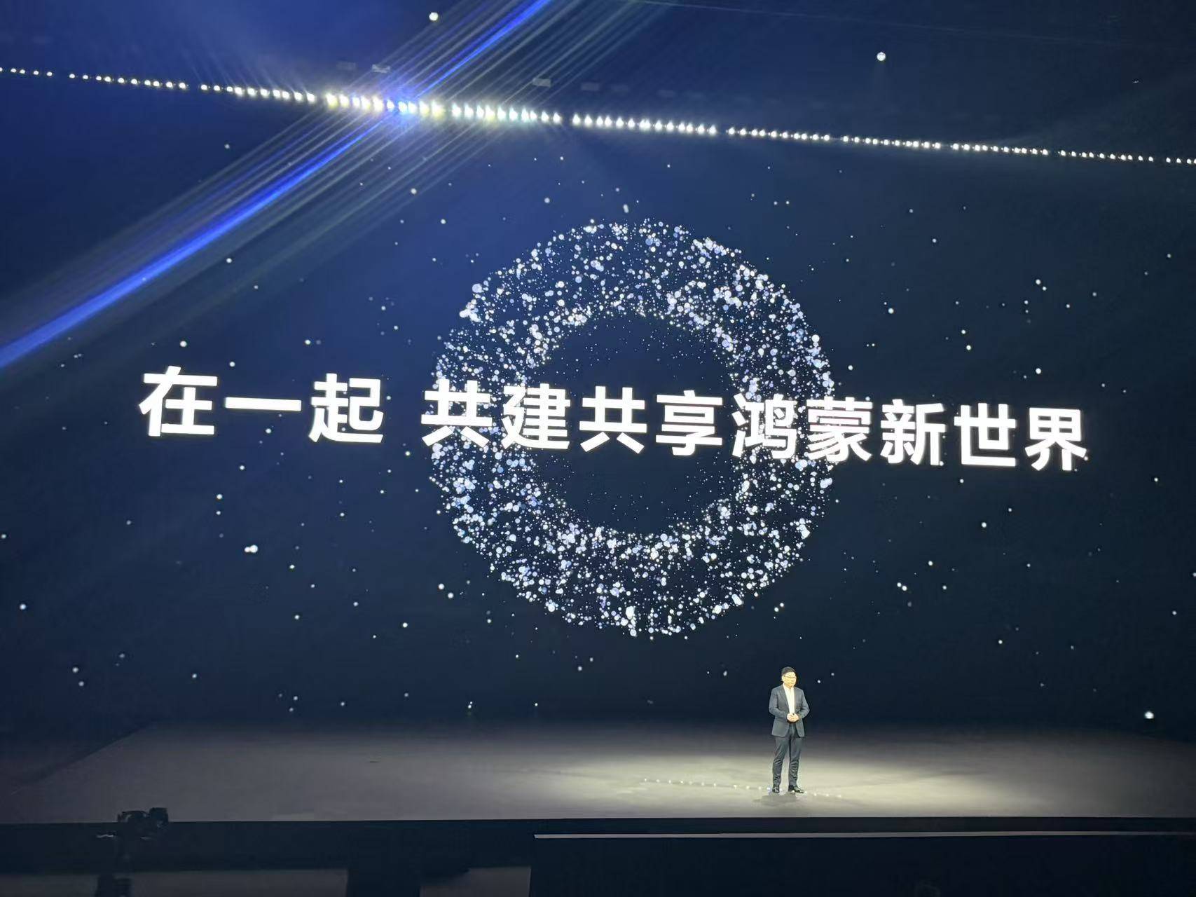 超10萬(wàn)人預(yù)約！售價(jià)23999元的鴻蒙折疊電腦，華為想賣(mài)給誰(shuí)？
