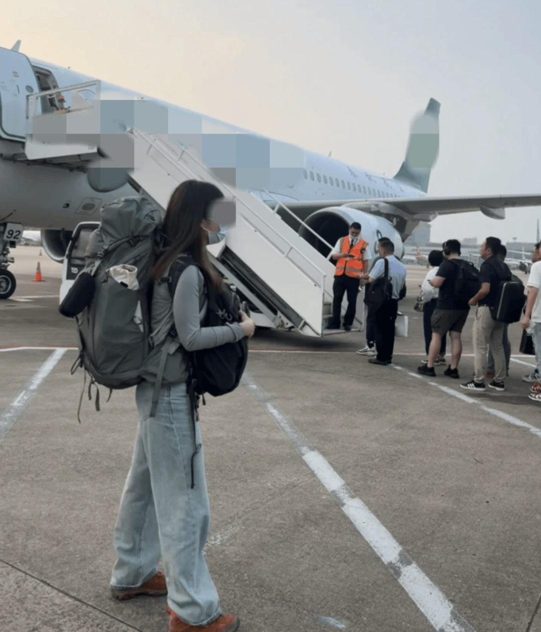 “坐飛機(jī)發(fā)現(xiàn)旁邊放著冷鏈海鮮”，航空公司兼職送貨給出差人整破防了