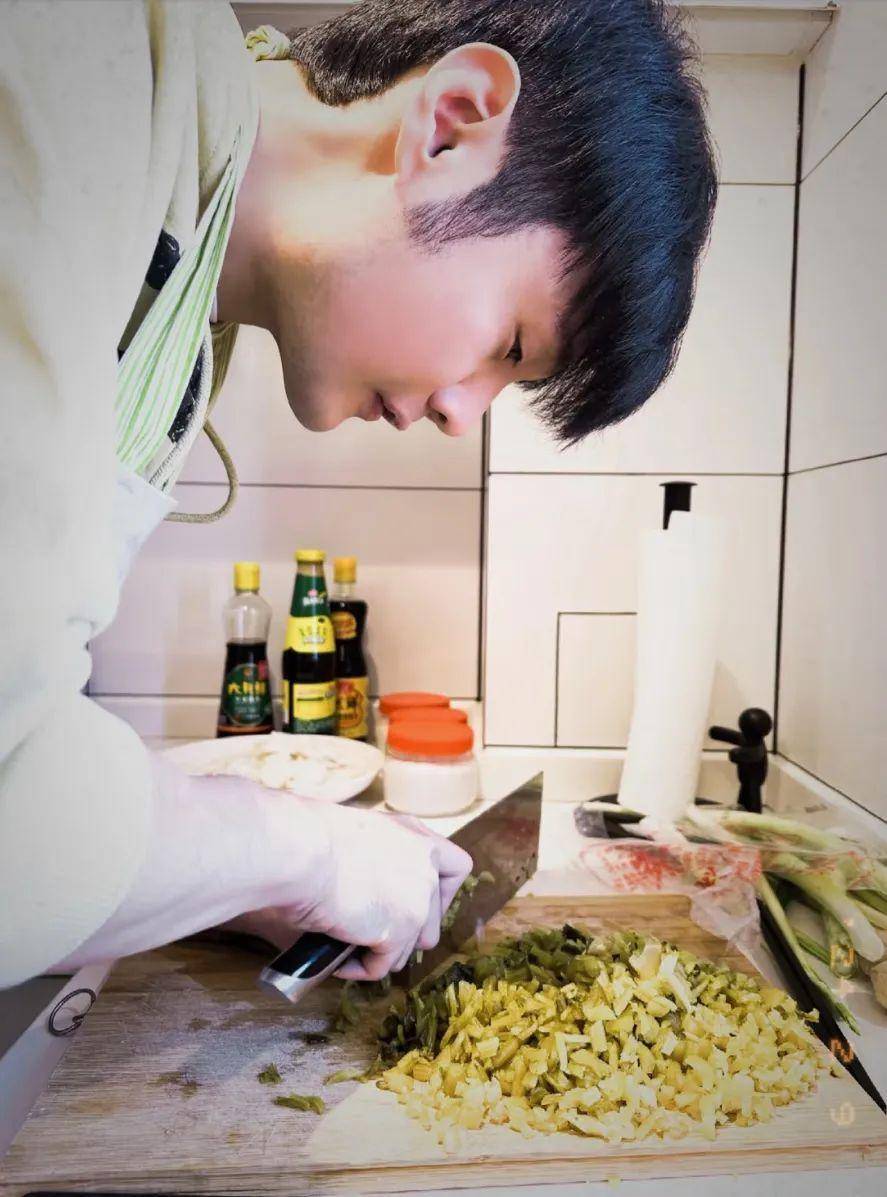 考古|李榮浩卡零點(diǎn)為楊丞琳慶生，十年愛(ài)情比你想象的還甜，男方靠這招成“大贏家”