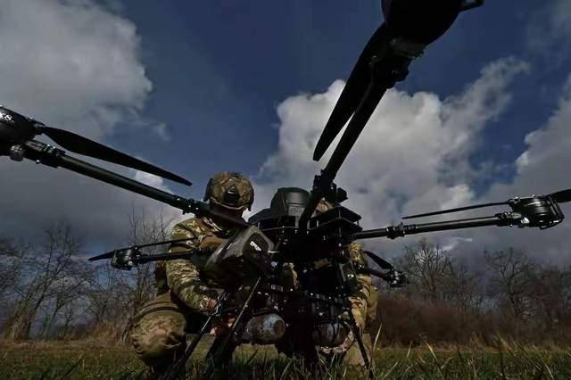 俄導(dǎo)彈百發(fā)百中！搗毀烏軍“老巢”，316架無人機(jī)全被炸成碎片