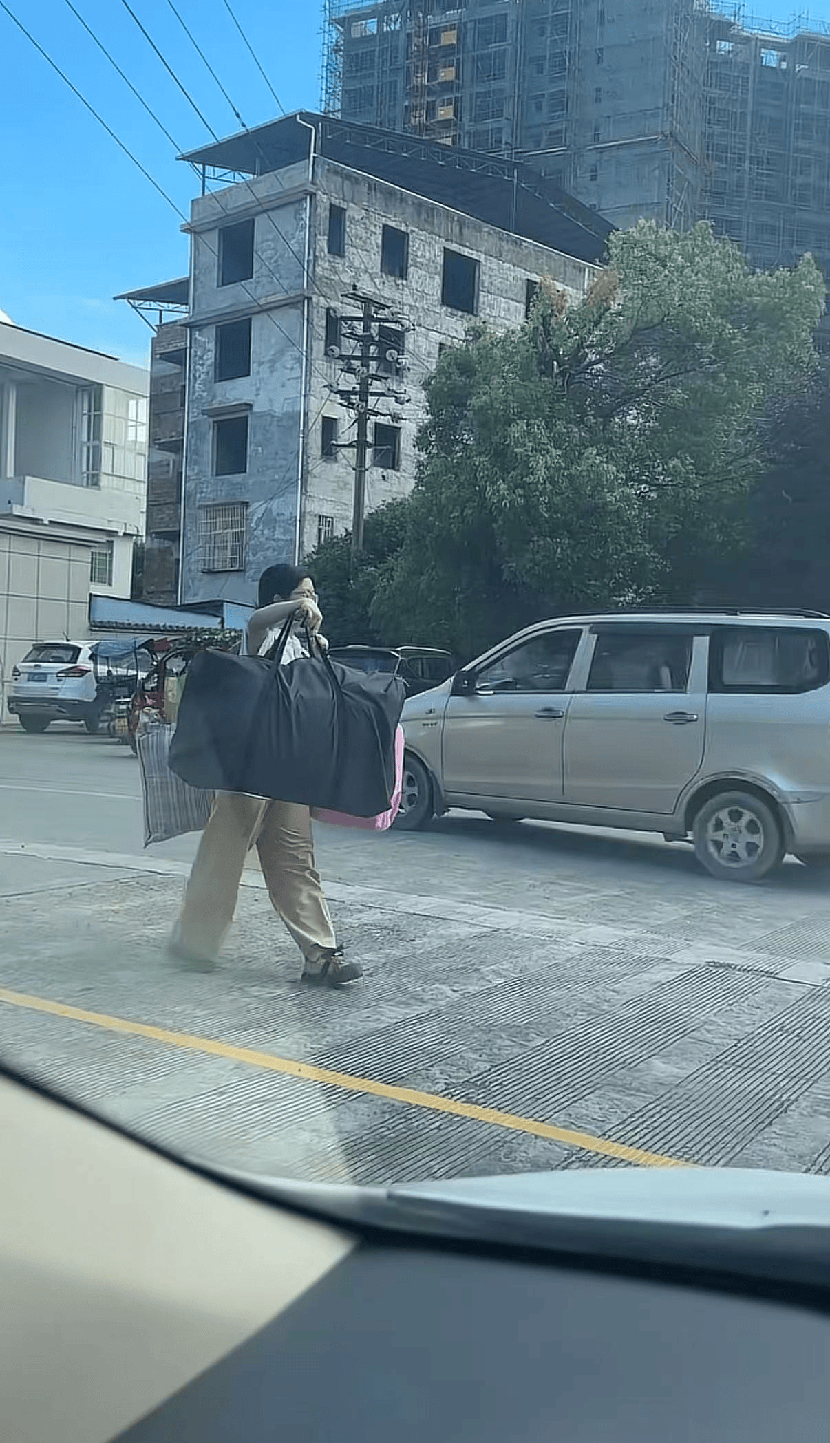 廣西一女生高考結(jié)束后獨(dú)自挑行李回家感動(dòng)全網(wǎng)，學(xué)校：她很樸實(shí)，老師們評價(jià)都很高