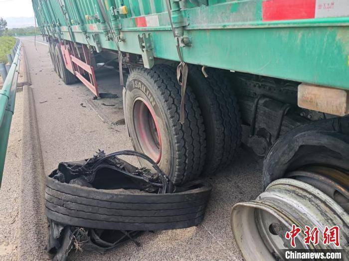 山西大同：兩輛貨車高速爆胎 露出“百噸王”原形