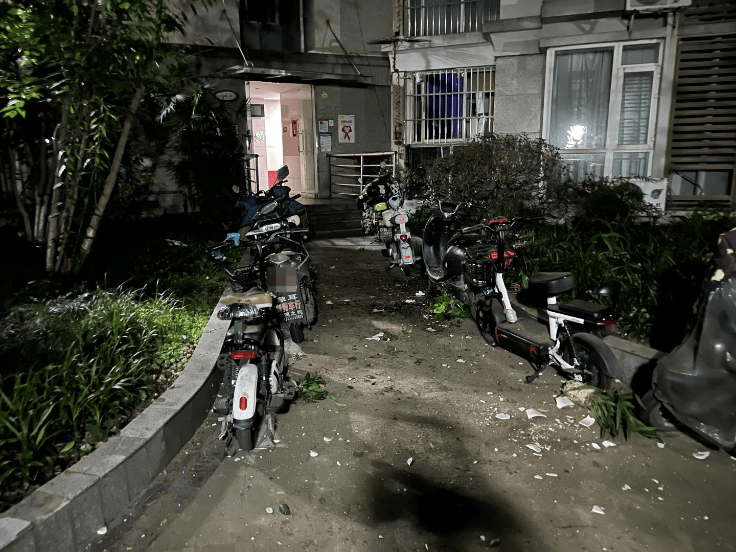 男子與朋友吃酒起爭執(zhí)，竟從10樓扔下綠蘿、蘭花和不銹鋼盆，被刑拘