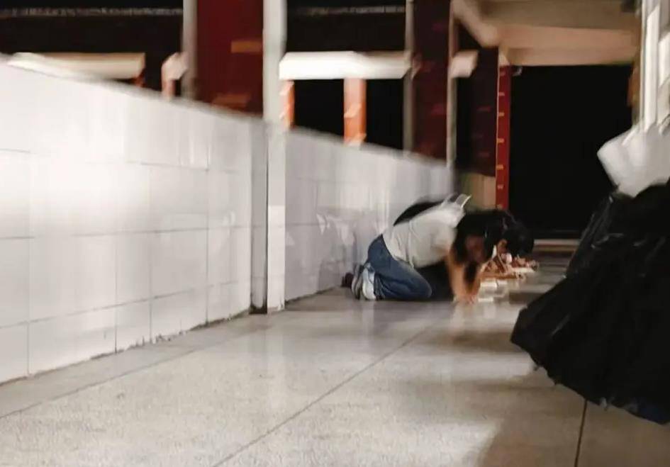 中學(xué)老師要求學(xué)生一字排開(kāi)下跪?qū)憴z討？懲戒和侮辱不能混為一談