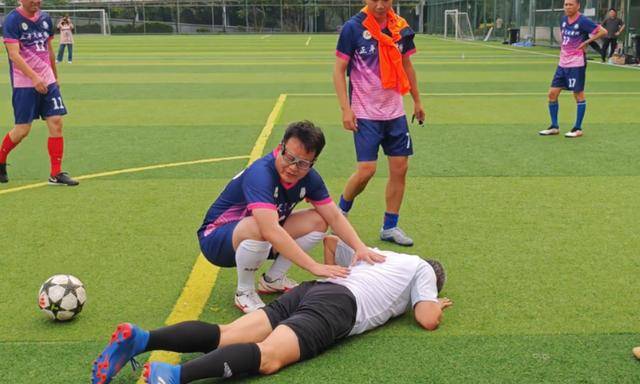 56歲白巖松踢球摔倒久久不起