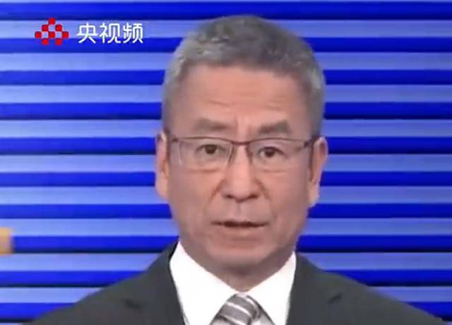 56歲白巖松踢球摔倒久久不起
