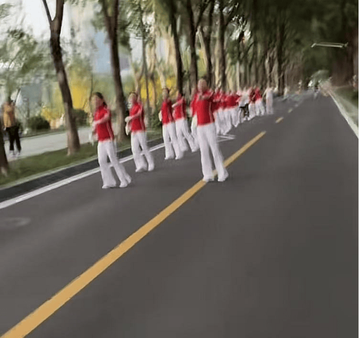 武漢大媽拉線封路跳廣場舞，懸掛告示“鍛煉區(qū)域車輛繞行”？當(dāng)?shù)鼗貞?yīng)