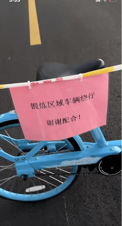 武漢大媽拉線封路跳廣場舞，懸掛告示“鍛煉區(qū)域車輛繞行”？當(dāng)?shù)鼗貞?yīng)