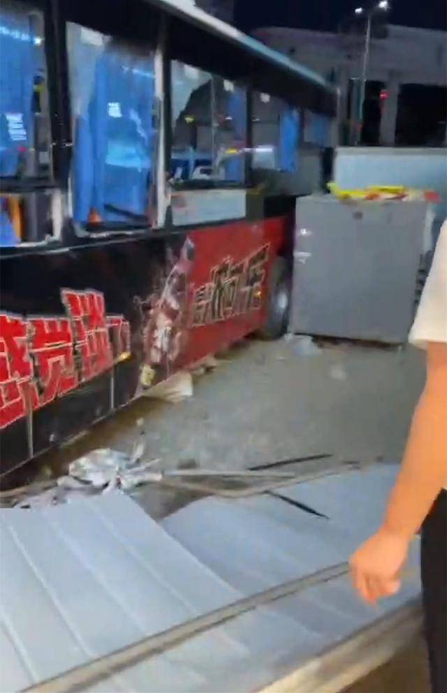 沈陽一公交車失控沖向路邊致2死16傷，當?shù)赝▓螅核緳C避讓行人操作不當引發(fā)事故