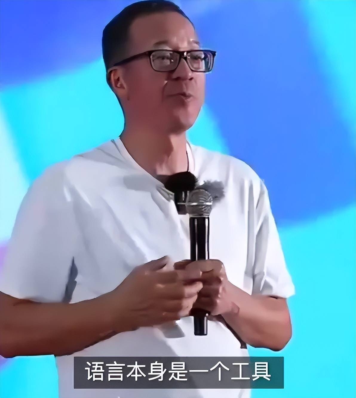 俞敏洪回北大參加校友會，和眾人合影站第一排，曾自曝高考3次考上北大