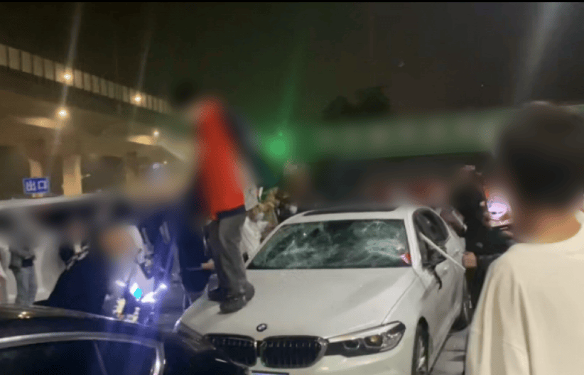 加油站內(nèi)砸車打人，23名嫌疑人被臨沂警方抓獲
