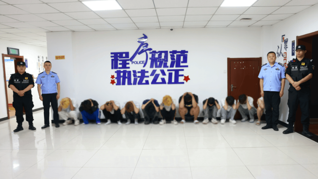 加油站內(nèi)砸車打人，23名嫌疑人被臨沂警方抓獲