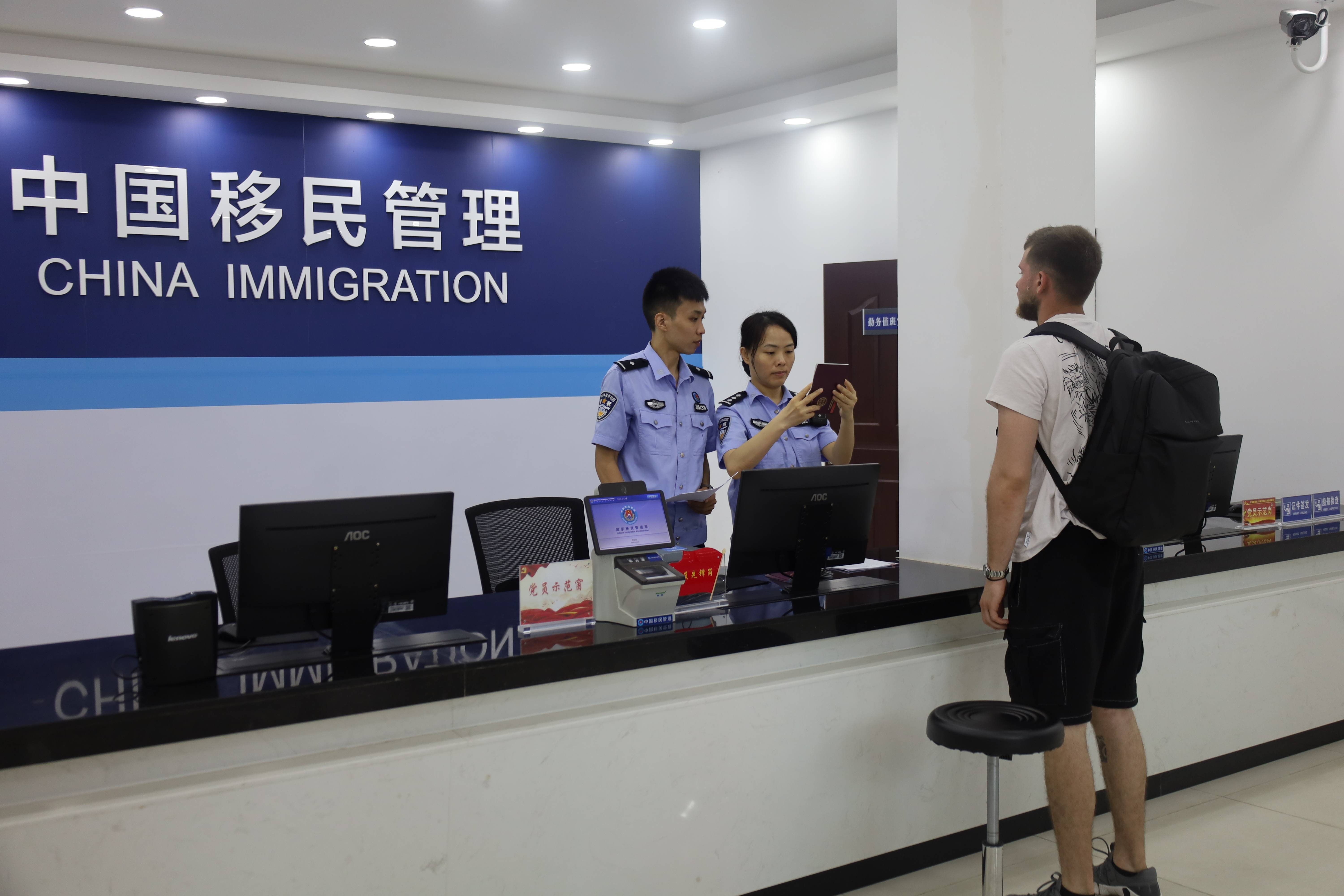 “第一次吃，像吃葡萄！”外籍船員在惠州品嘗荔枝