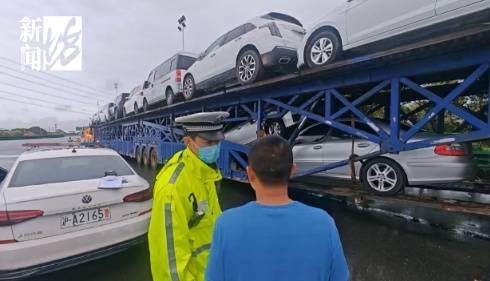上海高速驚現(xiàn)52米“貪吃車”！民警驚了：你這不是火車??！