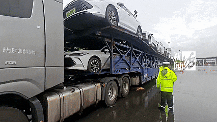上海高速驚現(xiàn)52米“貪吃車”！民警驚了：你這不是火車??！