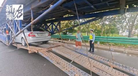 上海高速驚現(xiàn)52米“貪吃車”！民警驚了：你這不是火車?。?></p>
<p>警方提示：超長超限極易導(dǎo)致視線遮擋、轉(zhuǎn)向困難、制動距離變長，是道路交通安全的“頭號殺手”，也是交警部門嚴(yán)厲打擊的對象。運(yùn)輸企業(yè)和司機(jī)切勿心存僥幸、以身試法。市民若發(fā)現(xiàn)類似違法行為，可實(shí)時向公安交警部門舉報，共同守牢交通安全防線。</p>
<p>記者：朱浩波</p>
<p>攝像：高旻杰</p>
<p>來源：新聞坊</p>
                			    
			</div>
			<div   id=