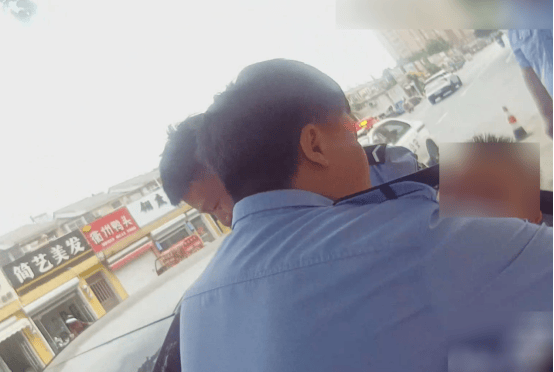 八個(gè)月嬰兒高溫被困車(chē)內(nèi)一小時(shí)，灌云民警化險(xiǎn)為夷