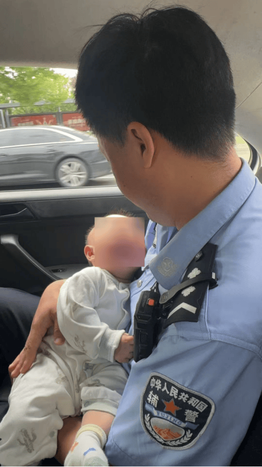 八個(gè)月嬰兒高溫被困車(chē)內(nèi)一小時(shí)，灌云民警化險(xiǎn)為夷