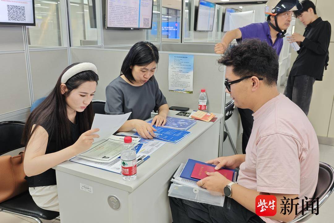 25歲小伙帶一沓證書應(yīng)聘！南京高校畢業(yè)生招聘會(huì)火爆，HR：這樣的簡歷很加分