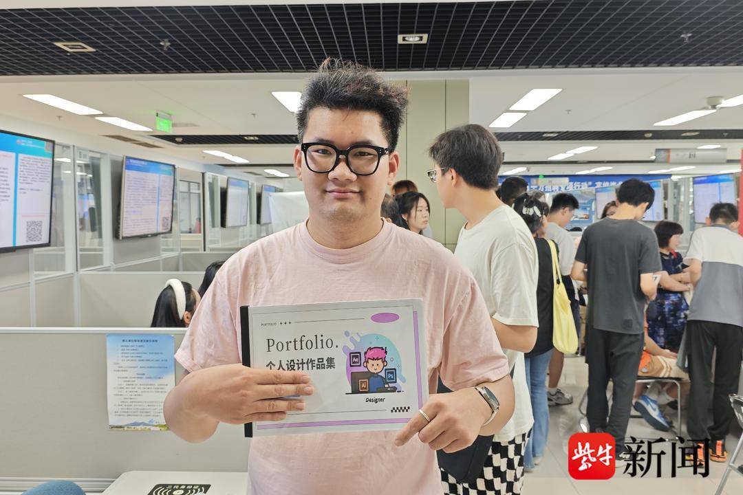 25歲小伙帶一沓證書應(yīng)聘！南京高校畢業(yè)生招聘會(huì)火爆，HR：這樣的簡歷很加分