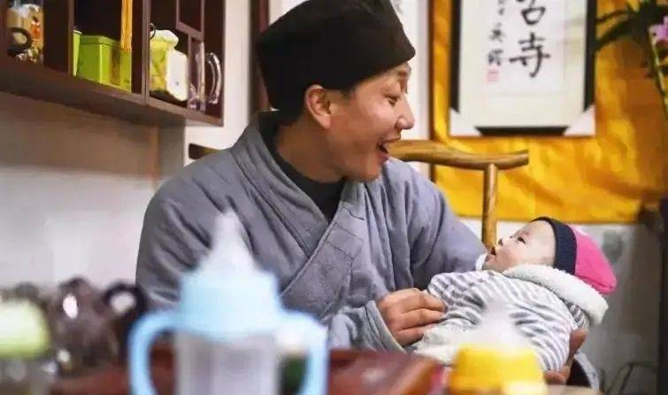“救助百名棄嬰的道祿和尚”被警方帶走，通報(bào)：善款大多用于個(gè)人高消費(fèi)