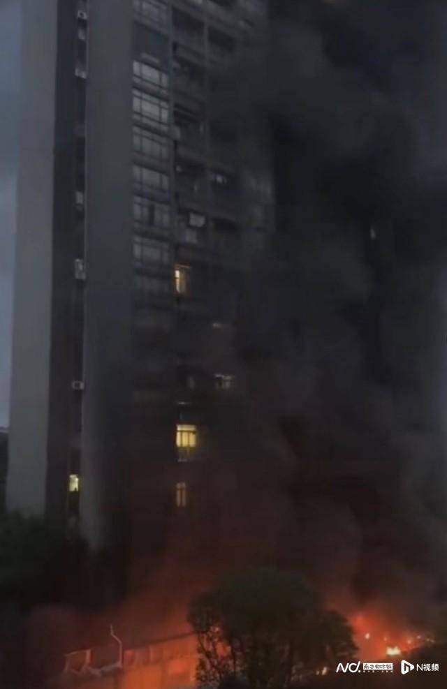 東莞一小區(qū)逾百輛電動(dòng)自行車燒毀！住戶睡夢(mèng)中被叫醒撤離逃生