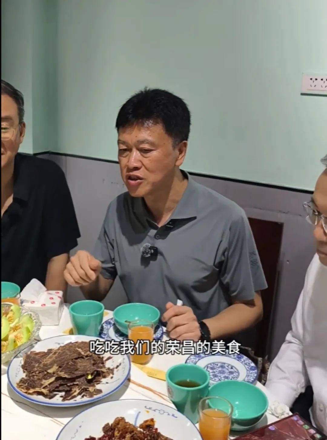 重慶一區(qū)委書記帶頭下館子 稱要帶頭消費(fèi)