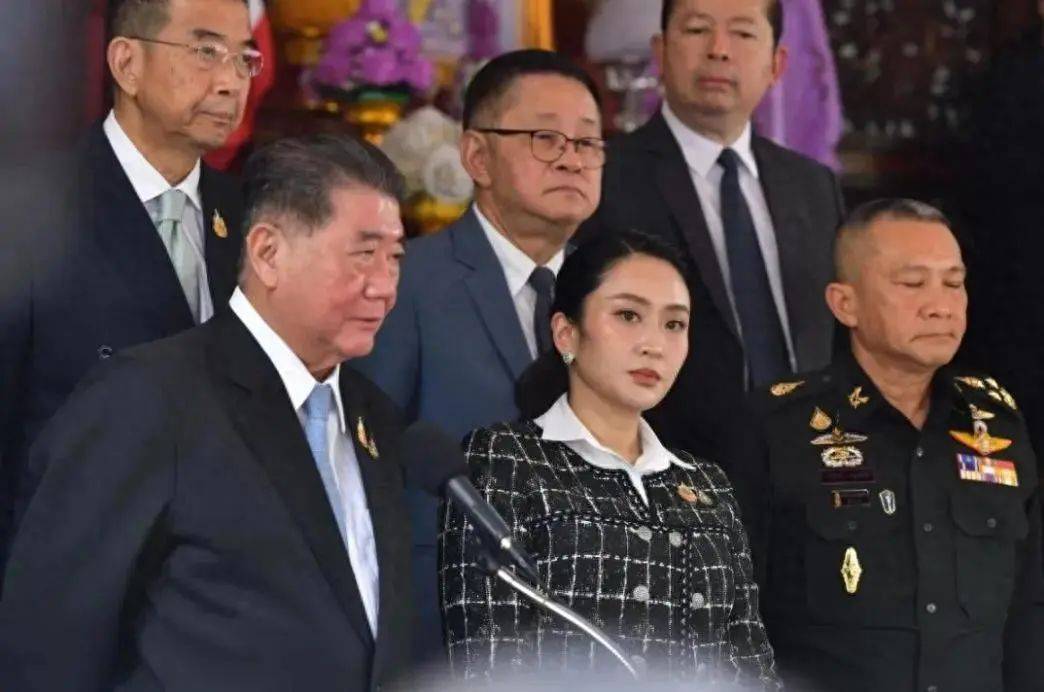 中方早好言相勸，泰國(guó)王被請(qǐng)出山，佩通坦不肯停職，民調(diào)狂跌21%