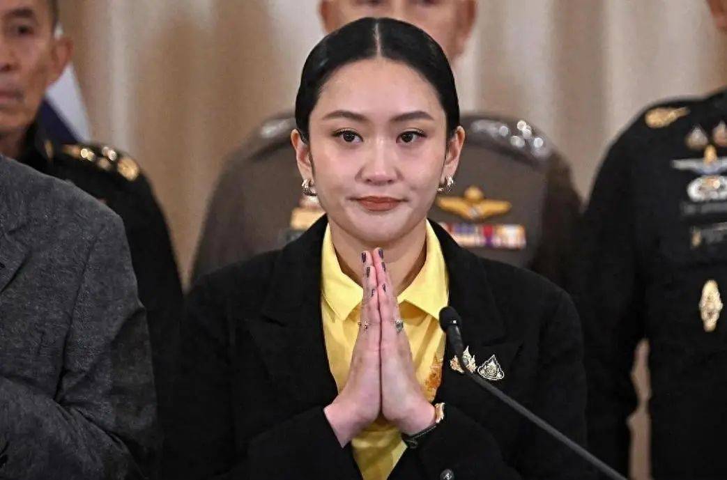 中方早好言相勸，泰國(guó)王被請(qǐng)出山，佩通坦不肯停職，民調(diào)狂跌21%