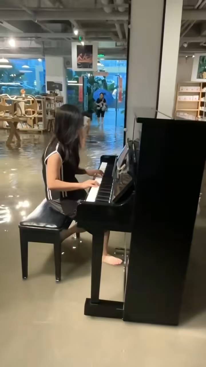 成都人的浪漫！一書院暴雨中被淹，女生光腳踩水里彈鋼琴，負(fù)責(zé)人：苦中作樂(lè)