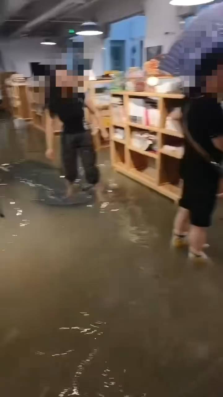 成都人的浪漫！一書院暴雨中被淹，女生光腳踩水里彈鋼琴，負(fù)責(zé)人：苦中作樂(lè)