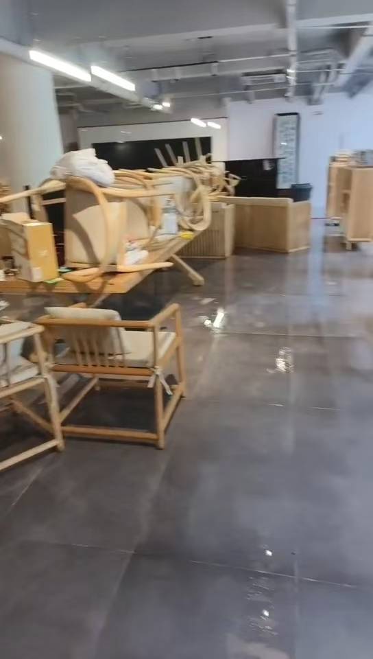 成都人的浪漫！一書院暴雨中被淹，女生光腳踩水里彈鋼琴，負(fù)責(zé)人：苦中作樂(lè)