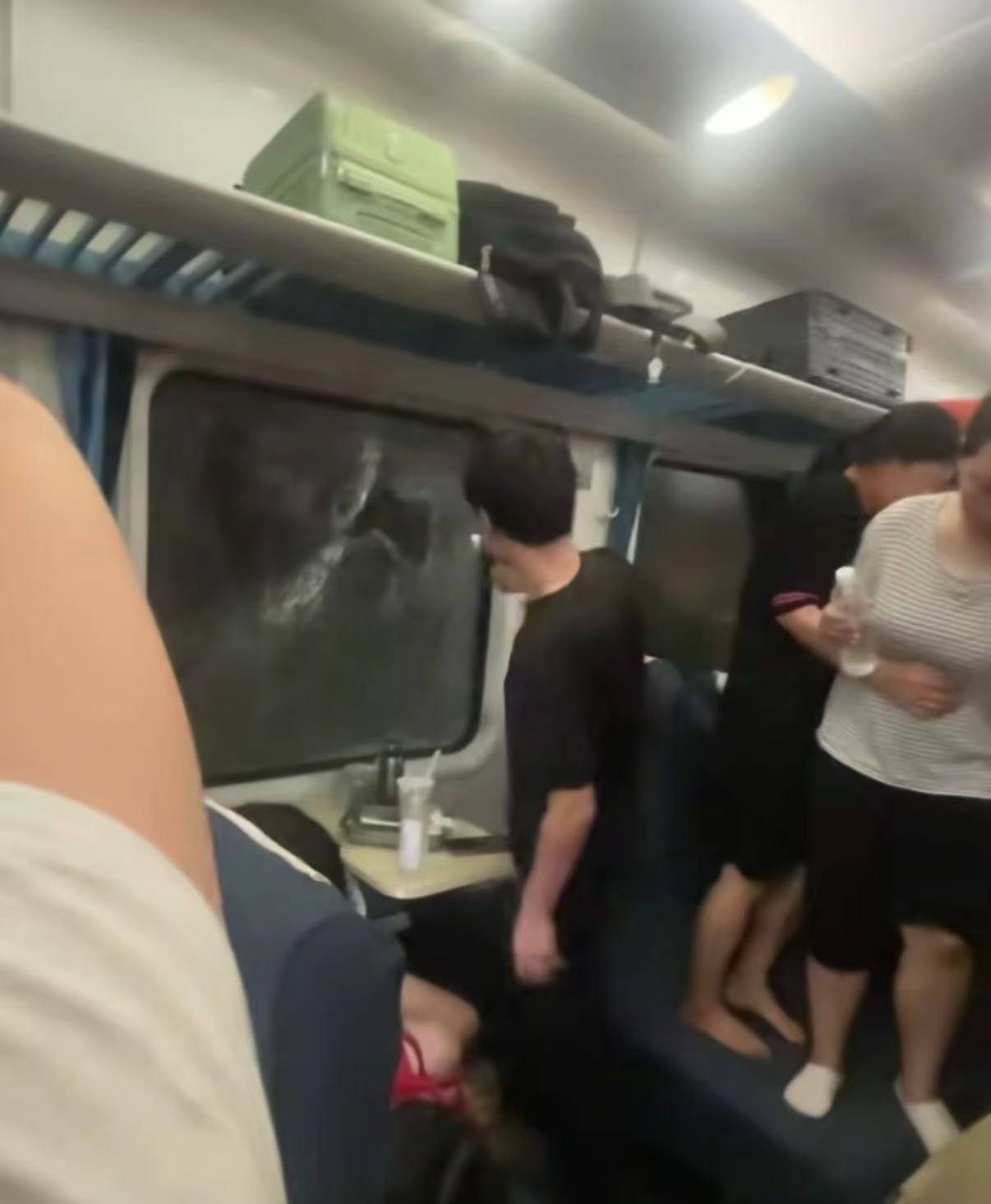 列車脫線乘客砸窗被帶走 警方否認拘留：對其批評教育后放行
