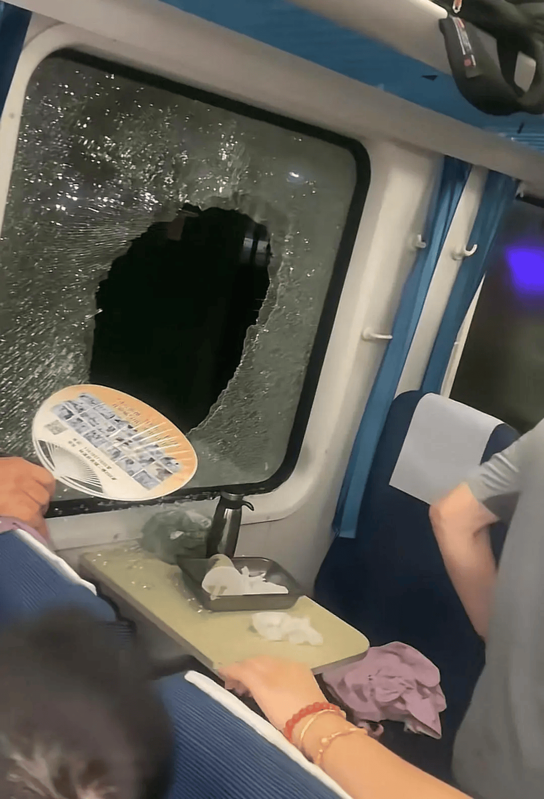 列車脫線乘客砸窗被帶走 警方否認拘留：對其批評教育后放行