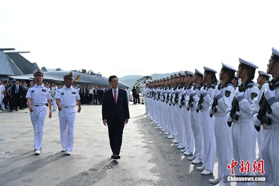 李家超出席中國人民解放軍海軍山東艦航母甲板招待會