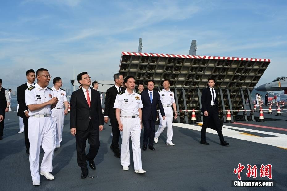 李家超出席中國人民解放軍海軍山東艦航母甲板招待會