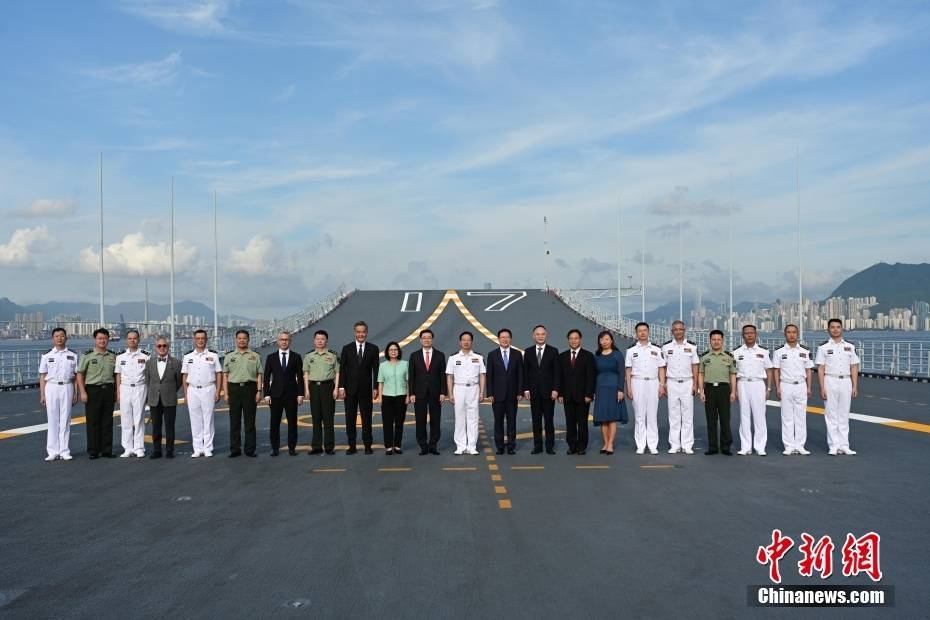 李家超出席中國人民解放軍海軍山東艦航母甲板招待會