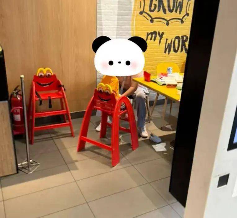 麥當(dāng)勞被指有女子抱娃在洗手臺(tái)大便？店員表示：不接受采訪