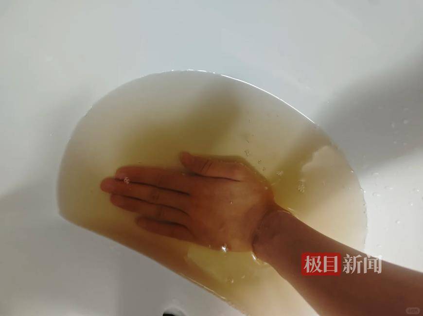 江門多片區(qū)自來水呈黃色，居民稱“炒菜省了醬油”，水務(wù)部門回應(yīng)