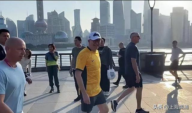 澳大利亞總理抵滬再次漫步外灘，旁邊還有上海球迷“老熟人”，你偶遇了嗎？