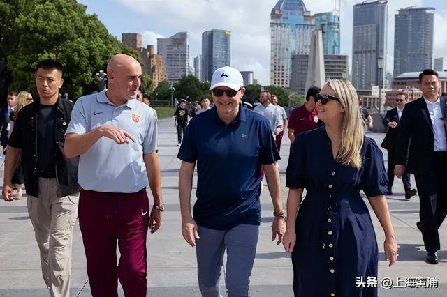 澳大利亞總理抵滬再次漫步外灘，旁邊還有上海球迷“老熟人”，你偶遇了嗎？