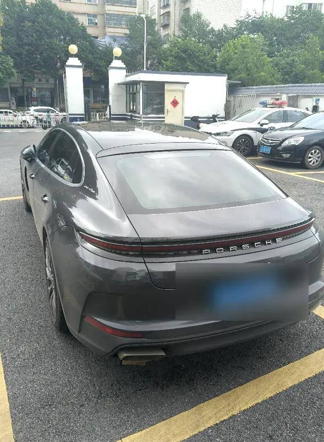 離奇！昆明一輛140萬的保時(shí)捷在停車場(chǎng)憑空消失