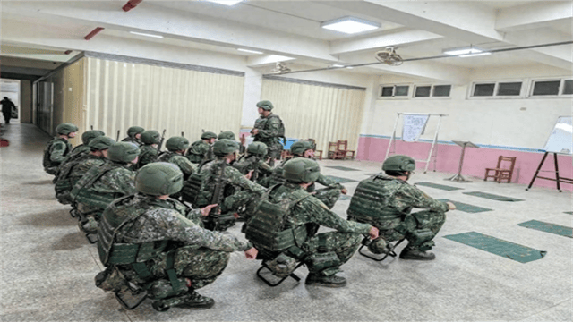 脫下軍服，400多名美軍登陸臺島！不管誰來都擋不住解放軍利劍