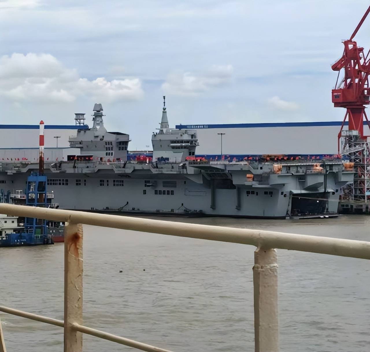 首次海試即將開(kāi)始？全球首艘電磁彈射準(zhǔn)航母“四川艦”，再次彩旗飄飄