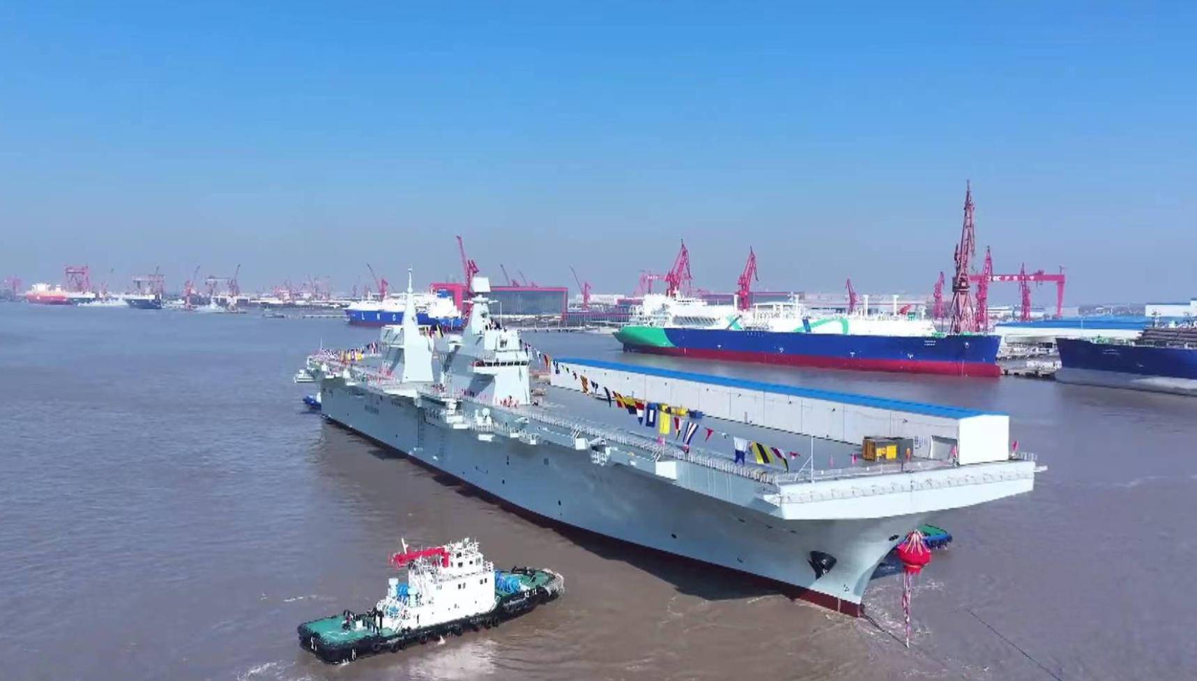 首次海試即將開(kāi)始？全球首艘電磁彈射準(zhǔn)航母“四川艦”，再次彩旗飄飄