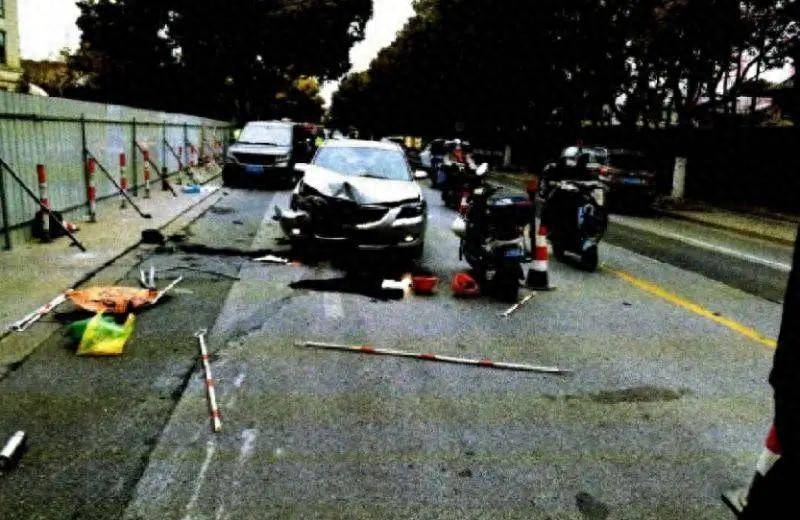 上海一男子開車時被一輛紅色車輛吸引，伸手找手機想與朋友確認，絲毫未減速撞飛2人致死，被判刑