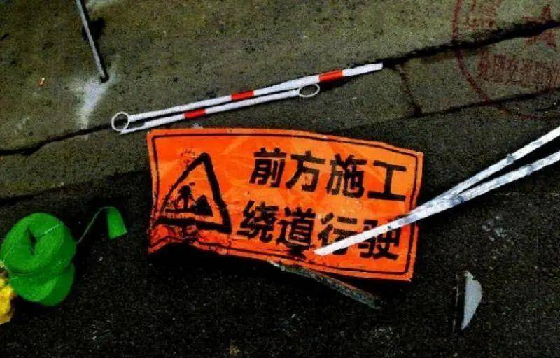 上海一男子開車時被一輛紅色車輛吸引，伸手找手機想與朋友確認，絲毫未減速撞飛2人致死，被判刑