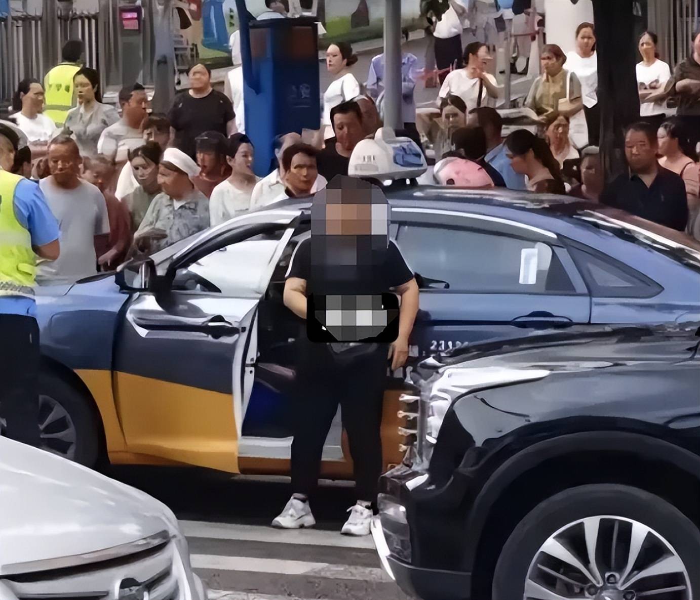警方通報“貴州8歲女童過斑馬線被出租車撞倒身亡”：46歲女子被刑拘，不存在二次碾壓